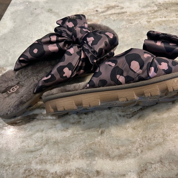 Women's Ugg Slippers Cheetah Size 7 - Picture 2 of 2